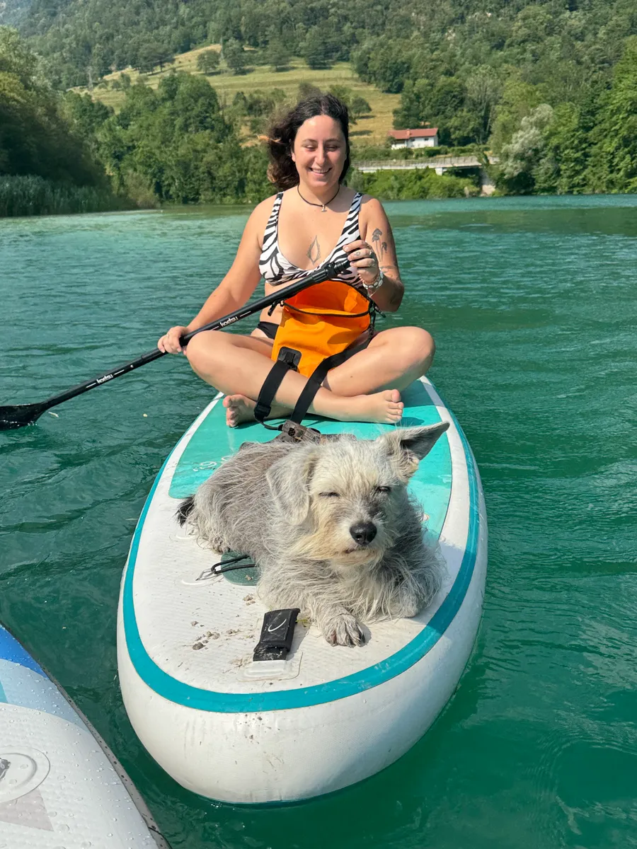 SUP s psom in razgledom na dolino Soče